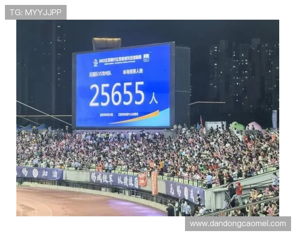 常州球迷庆祝苏超首胜 一同前往主教练爱人面馆打卡留念 常州球迷庆祝苏超首胜 一同前往主教练爱人面馆打卡留念